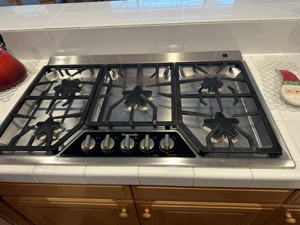 Thermador 36-inch stainless gas cooktop with a star-burner center grate