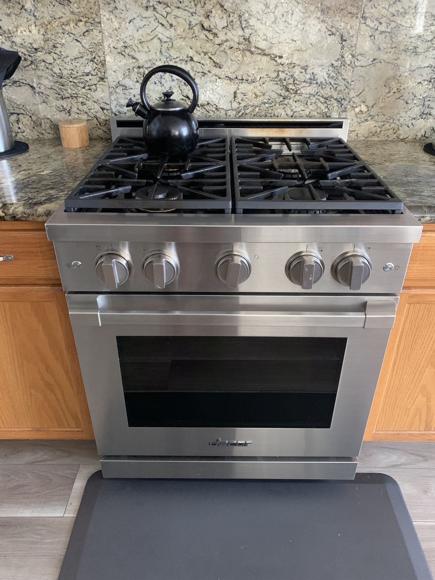 Dacor gas range, front view
