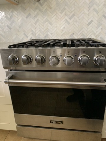 Viking gas range, front view