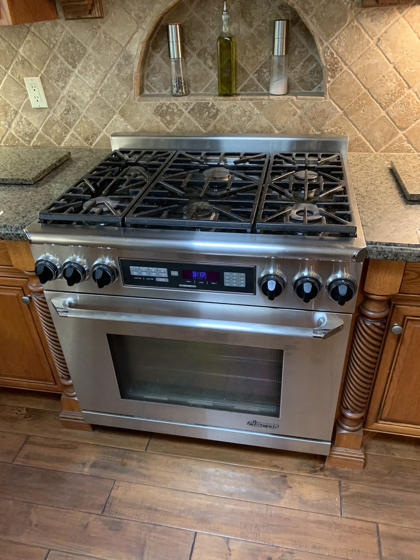 Dacor gas range, front view